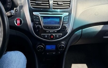 Hyundai Solaris II рестайлинг, 2012 год, 800 000 рублей, 13 фотография