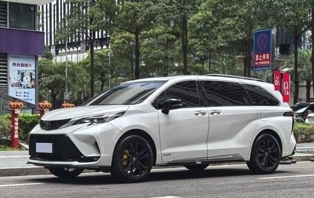 Toyota Sienna, 2022 год, 4 742 000 рублей, 1 фотография