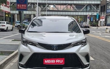 Toyota Sienna, 2022 год, 4 742 000 рублей, 2 фотография