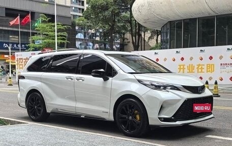 Toyota Sienna, 2022 год, 4 742 000 рублей, 3 фотография