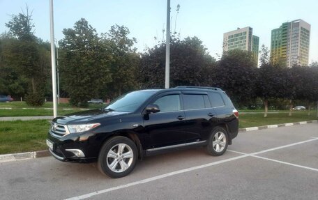 Toyota Highlander III, 2013 год, 1 800 000 рублей, 2 фотография