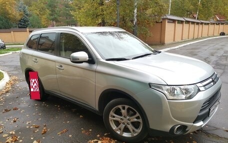 Mitsubishi Outlander III рестайлинг 3, 2014 год, 1 500 000 рублей, 3 фотография