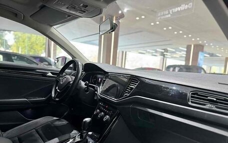 Volkswagen T-Roc I, 2023 год, 1 756 000 рублей, 8 фотография