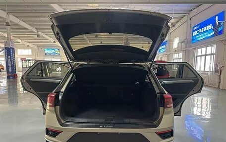 Volkswagen T-Roc I, 2023 год, 1 780 000 рублей, 13 фотография