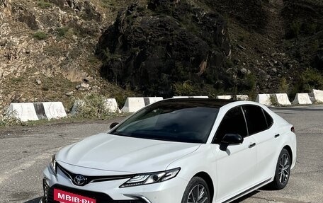 Toyota Camry, 2023 год, 3 300 000 рублей, 2 фотография