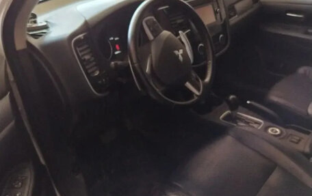 Mitsubishi Outlander III рестайлинг 3, 2013 год, 1 650 000 рублей, 2 фотография