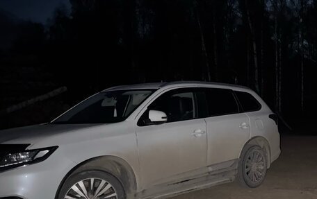Mitsubishi Outlander III рестайлинг 3, 2019 год, 2 599 000 рублей, 3 фотография