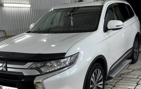 Mitsubishi Outlander III рестайлинг 3, 2019 год, 2 599 000 рублей, 4 фотография