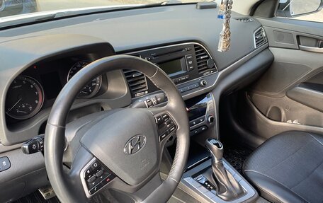 Hyundai Elantra VI рестайлинг, 2018 год, 1 800 000 рублей, 9 фотография