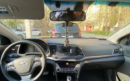 Hyundai Elantra VI рестайлинг, 2018 год, 1 800 000 рублей, 10 фотография