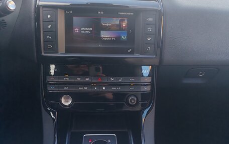 Jaguar XE I рестайлинг, 2016 год, 1 730 000 рублей, 13 фотография