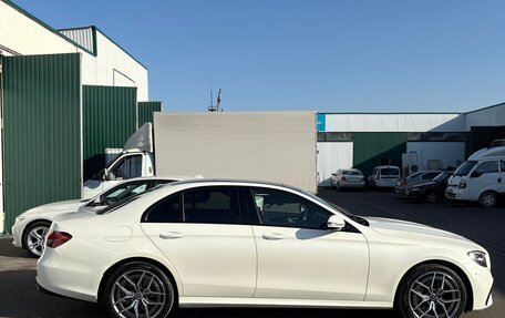 Mercedes-Benz E-Класс, 2021 год, 3 000 000 рублей, 3 фотография