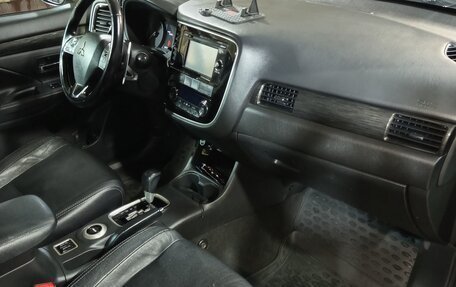 Mitsubishi Outlander III рестайлинг 3, 2016 год, 1 600 000 рублей, 7 фотография