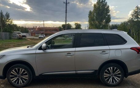 Mitsubishi Outlander III рестайлинг 3, 2018 год, 1 800 000 рублей, 2 фотография