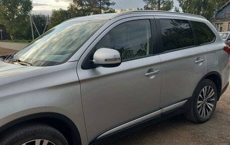 Mitsubishi Outlander III рестайлинг 3, 2018 год, 1 800 000 рублей, 4 фотография