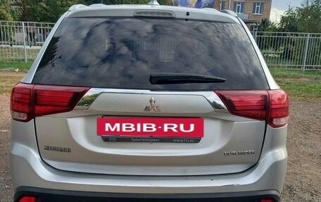 Mitsubishi Outlander III рестайлинг 3, 2018 год, 1 800 000 рублей, 6 фотография