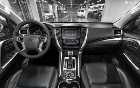 Mitsubishi Pajero Sport III рестайлинг, 2018 год, 2 480 000 рублей, 8 фотография
