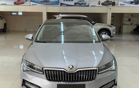 Skoda Superb III рестайлинг, 2022 год, 2 097 000 рублей, 2 фотография