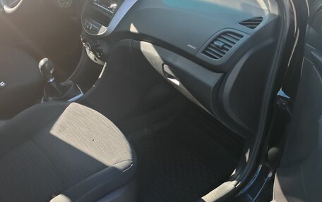 Hyundai Solaris II рестайлинг, 2015 год, 900 000 рублей, 10 фотография