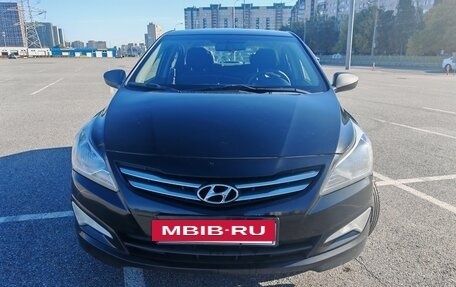 Hyundai Solaris II рестайлинг, 2015 год, 900 000 рублей, 2 фотография