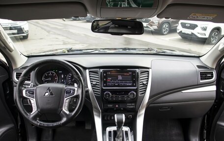 Mitsubishi Pajero Sport III рестайлинг, 2018 год, 1 995 000 рублей, 12 фотография