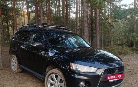 Mitsubishi Outlander III рестайлинг 3, 2011 год, 975 000 рублей, 13 фотография