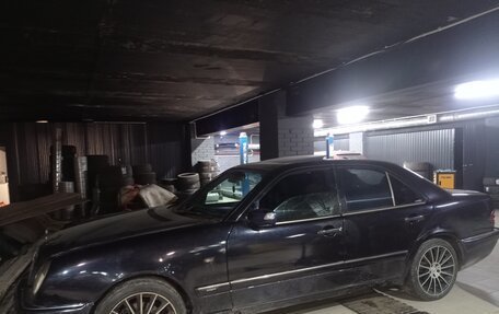 Mercedes-Benz E-Класс, 1998 год, 390 000 рублей, 2 фотография