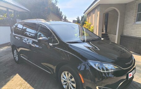 Chrysler Pacifica (RU), 2016 год, 2 500 000 рублей, 3 фотография