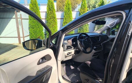 Chrysler Pacifica (RU), 2016 год, 2 500 000 рублей, 5 фотография