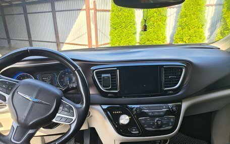 Chrysler Pacifica (RU), 2016 год, 2 500 000 рублей, 8 фотография