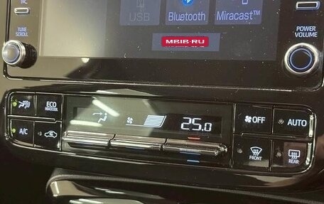 Toyota Prius IV XW50, 2022 год, 1 847 880 рублей, 10 фотография