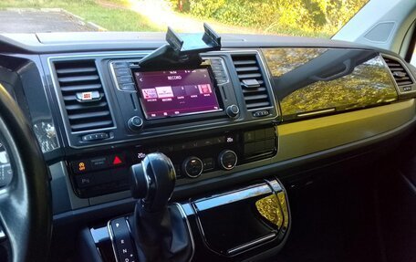 Volkswagen Multivan T6 рестайлинг, 2018 год, 3 300 000 рублей, 5 фотография