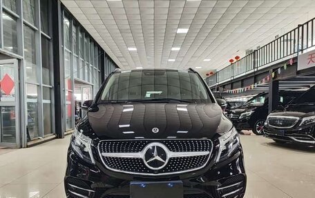 Mercedes-Benz V-Класс, 2023 год, 5 870 000 рублей, 2 фотография