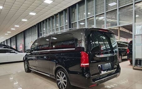 Mercedes-Benz V-Класс, 2023 год, 5 870 000 рублей, 4 фотография
