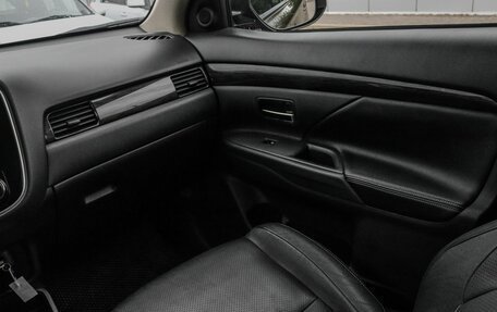 Mitsubishi Outlander III рестайлинг 3, 2018 год, 1 595 000 рублей, 12 фотография