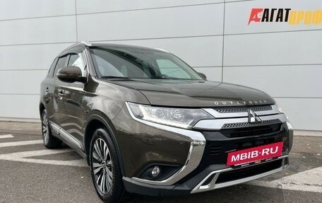 Mitsubishi Outlander III рестайлинг 3, 2018 год, 1 810 000 рублей, 2 фотография