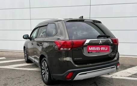 Mitsubishi Outlander III рестайлинг 3, 2018 год, 1 810 000 рублей, 9 фотография