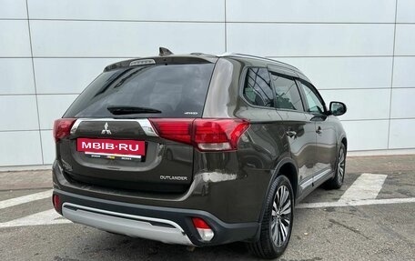 Mitsubishi Outlander III рестайлинг 3, 2018 год, 1 810 000 рублей, 8 фотография