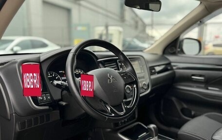 Mitsubishi Outlander III рестайлинг 3, 2018 год, 1 810 000 рублей, 14 фотография