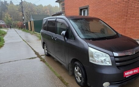 Toyota Noah III, 2007 год, 900 000 рублей, 2 фотография