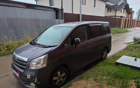 Toyota Noah III, 2007 год, 900 000 рублей, 3 фотография