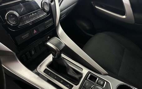 Mitsubishi Pajero Sport III рестайлинг, 2017 год, 2 500 000 рублей, 13 фотография