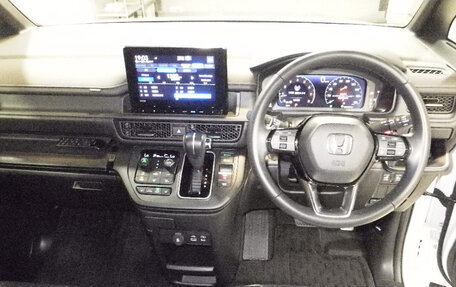 Honda Stepwgn, 2022 год, 2 200 000 рублей, 3 фотография