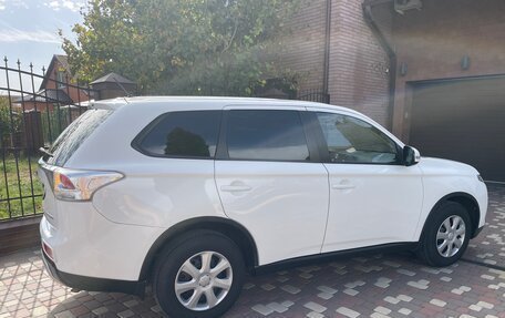 Mitsubishi Outlander III рестайлинг 3, 2014 год, 1 390 000 рублей, 9 фотография