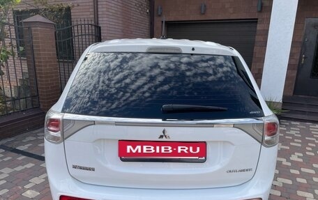 Mitsubishi Outlander III рестайлинг 3, 2014 год, 1 390 000 рублей, 10 фотография