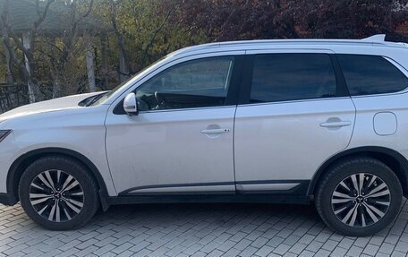 Mitsubishi Outlander III рестайлинг 3, 2019 год, 2 500 000 рублей, 1 фотография