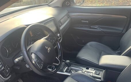 Mitsubishi Outlander III рестайлинг 3, 2019 год, 2 500 000 рублей, 4 фотография