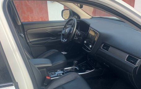 Mitsubishi Outlander III рестайлинг 3, 2019 год, 2 500 000 рублей, 6 фотография