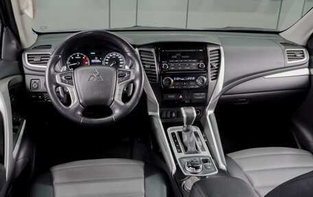 Mitsubishi Pajero IV, 2019 год, 3 400 000 рублей, 6 фотография