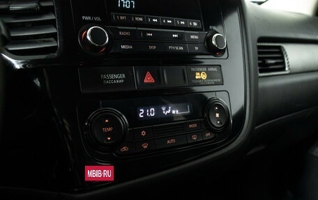 Mitsubishi Outlander III рестайлинг 3, 2013 год, 1 049 777 рублей, 15 фотография
